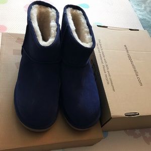 NEW IN BOX AUTHENTIC UGG MINI SIZE 9